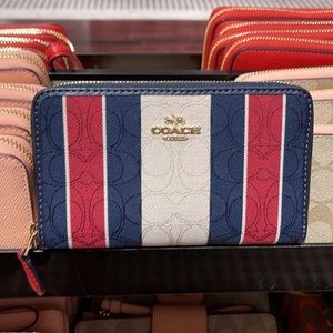 Coach Medium Id Zip Wallet In Signature Jacquard With Stripe’s
Gold/Chalk Multi